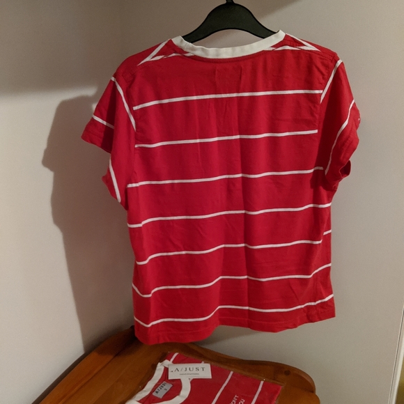 Brand new t-shirt - Picture 2 of 2